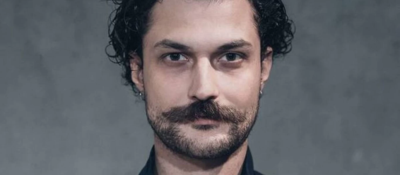 Ο Απόστολος Καμιτσάκης καταγγέλλει γνωστό σκηνοθέτη: «Μου ζήτησε να γδυθώ και να αυνανιστώ» (βίντεο)